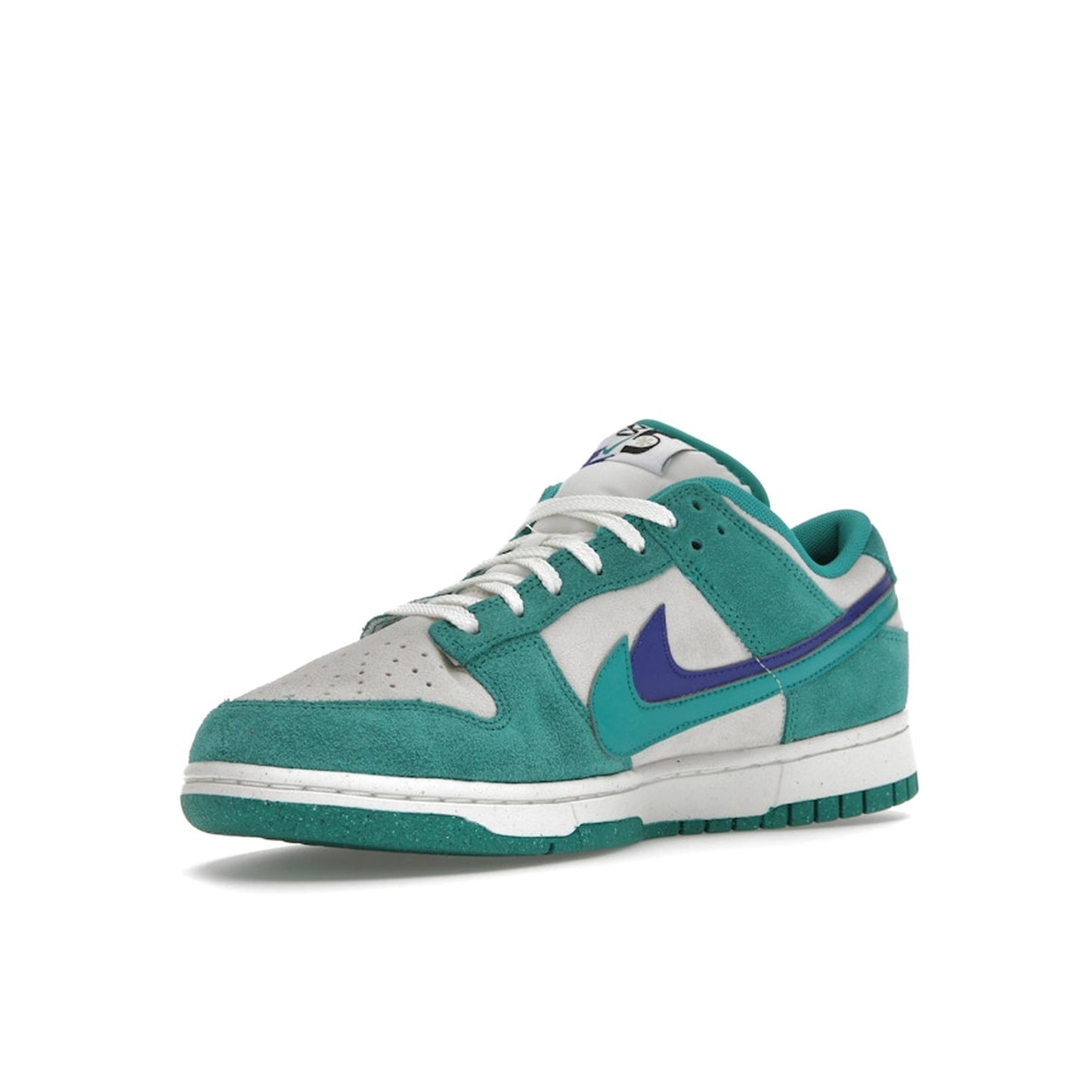 Nike Dunk Low SE '85 Women's sneakers, front view, model DO9457-101 in Neptune green with white and grey details.