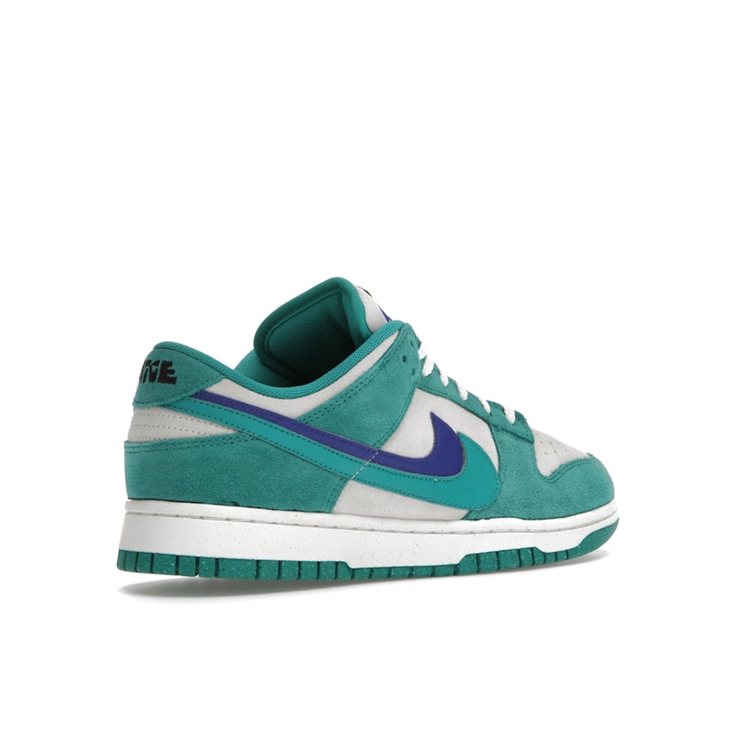 Nike Dunk Low SE '85 Women's sneakers, back view, model DO9457-101 in Neptune green with white and grey details.