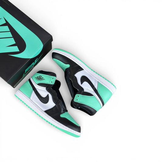 Jordan 1 Retro High OG Green Glow DZ5485-130 – EU 45.5, brand new with original box