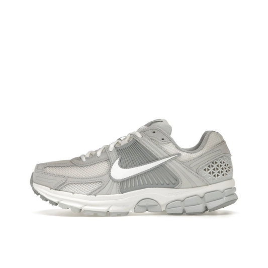 Nike Zoom Vomero 5 Women’s sneakers, side view, in pure platinum with platinum tint and grey accents.