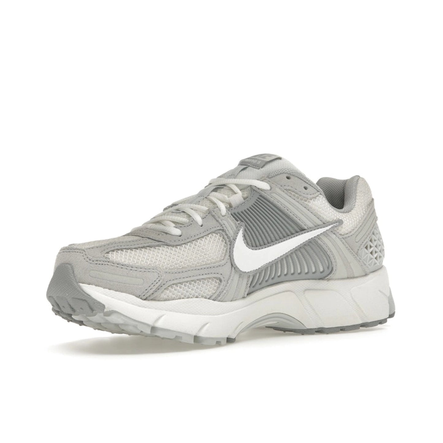 Nike Zoom Vomero 5 Women’s sneakers, front view, in pure platinum with platinum tint and grey accents.