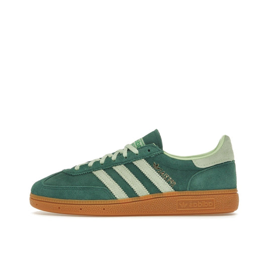 Adidas Handball Spezial Collegiate Green sneakers, side view, model IE5896, green with spark accents, gum sole.