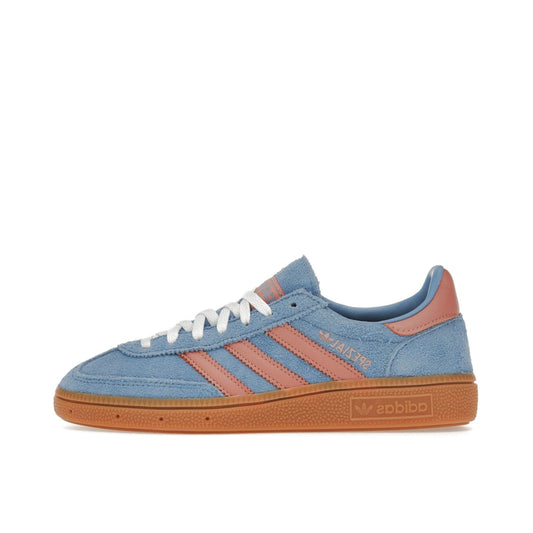 Adidas Handball Spezial Women's sneakers, side view, model IF6564, in light blue with wonder clay details.