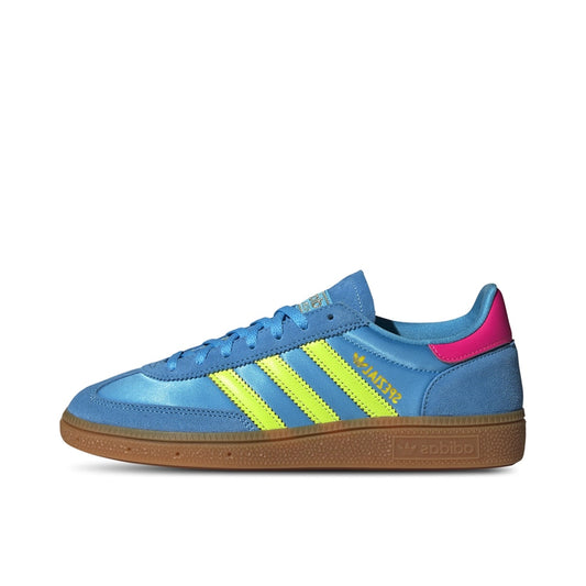 adidas Handball Spezial Women’s sneakers, side view, in sky rush blue with solar yellow stripes and pink accents.