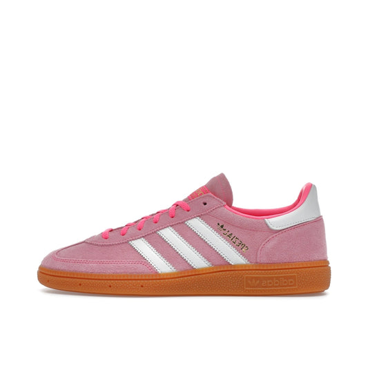 adidas Handball Spezial Women’s sneakers, side view, in lucid pink with white stripes.