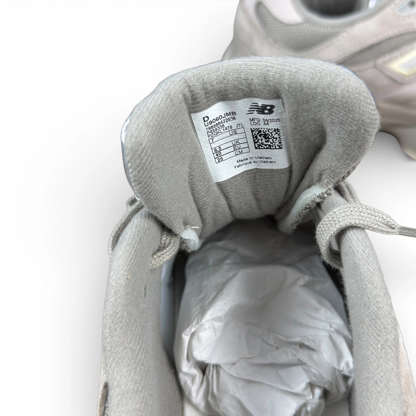 New Balance 9060 Beige / Yellow – JD Exclusive U9060JMB – EU 40, brand new with full original box (damaged, inner paper missing)