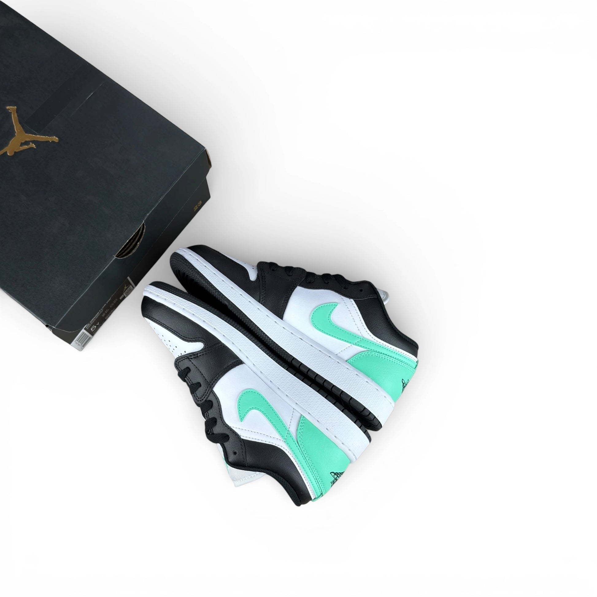 Jordan 1 Low Green Glow (GS) 553560-131 – EU 37½, brand new with original box