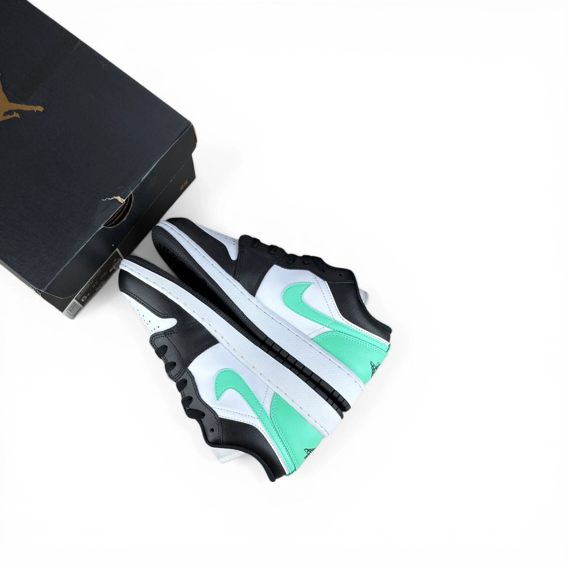 Jordan 1 Low Green Glow (GS) 553560-131 – EU 38.5, brand new with original box