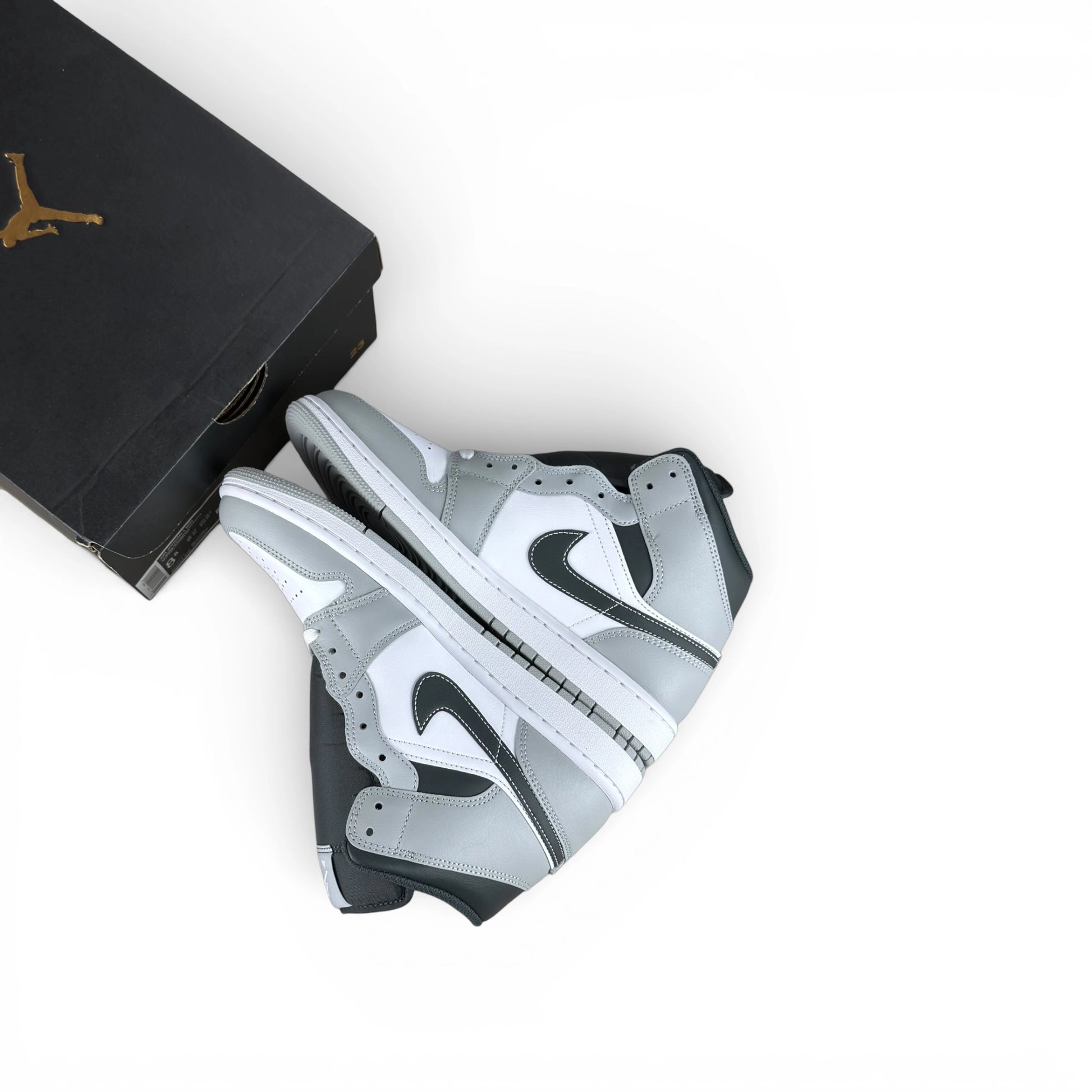 Jordan 1 Mid Light Smoke Grey Anthracite 554724-078 – EU 42, brand new retail pair with box