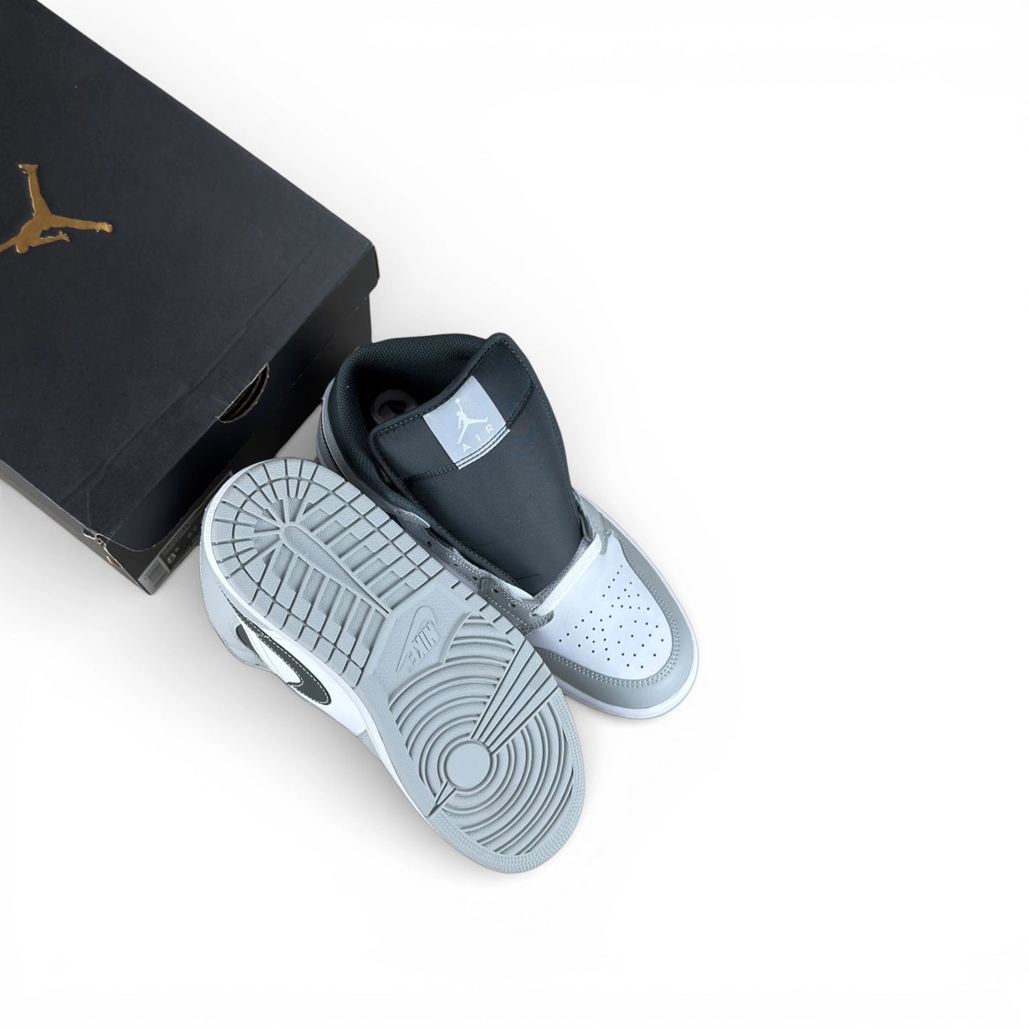 Jordan 1 Mid Light Smoke Grey Anthracite 554724-078 – EU 42, brand new retail pair with box