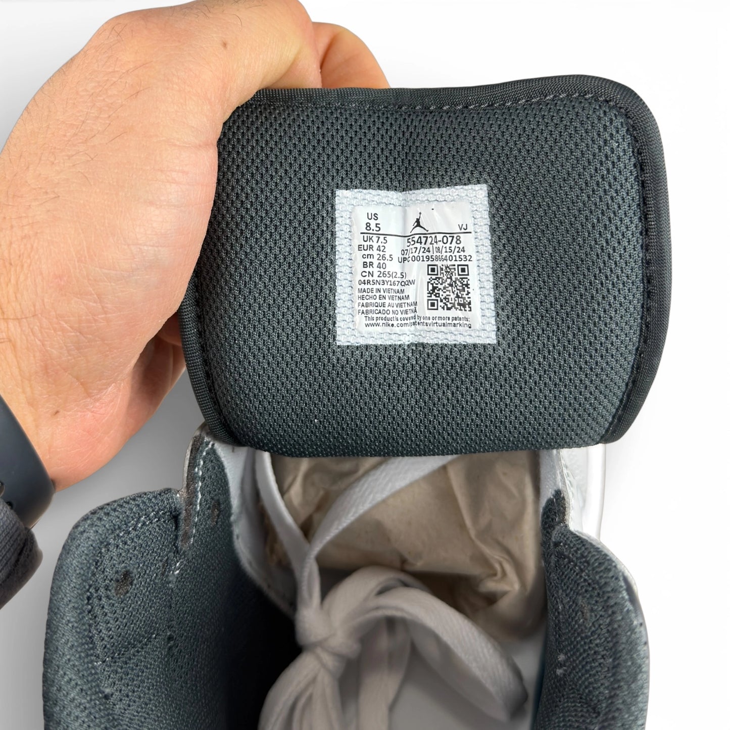 Jordan 1 Mid Light Smoke Grey Anthracite 554724-078 – EU 42, brand new retail pair with box