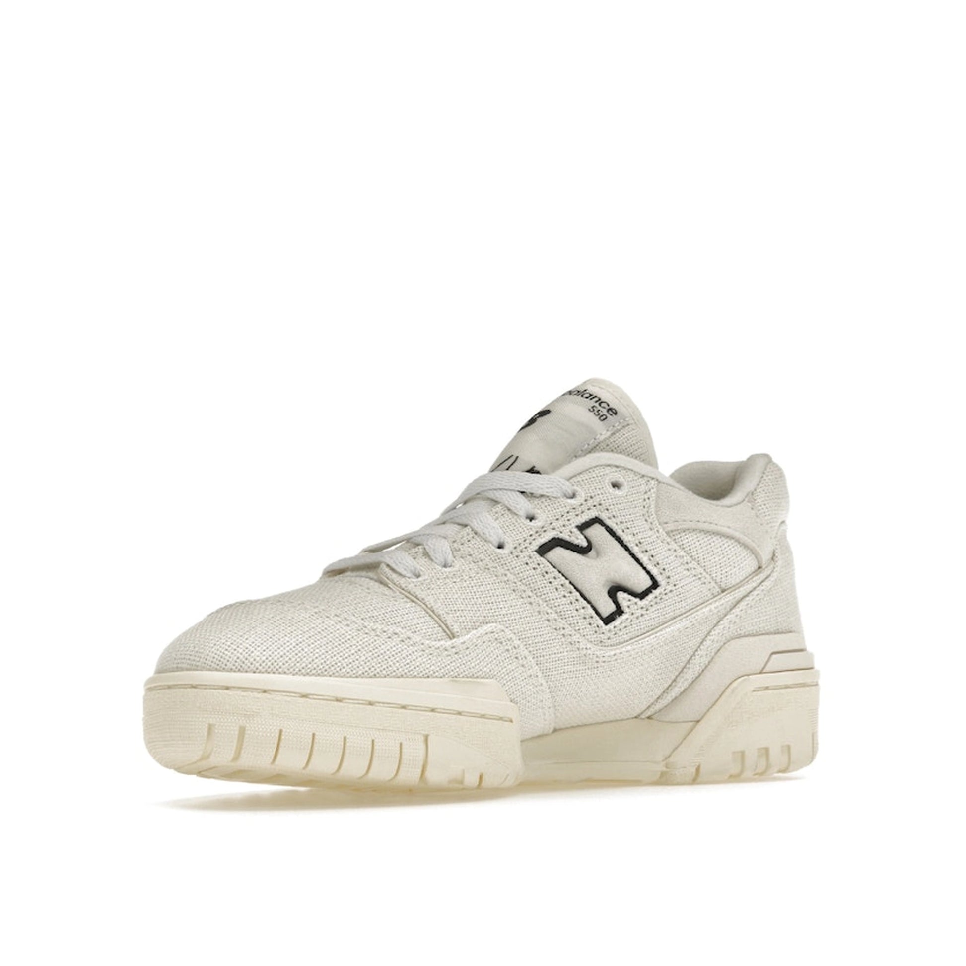 New Balance 550 sneakers, front view, model BB550MDA in rattan with sea salt details.