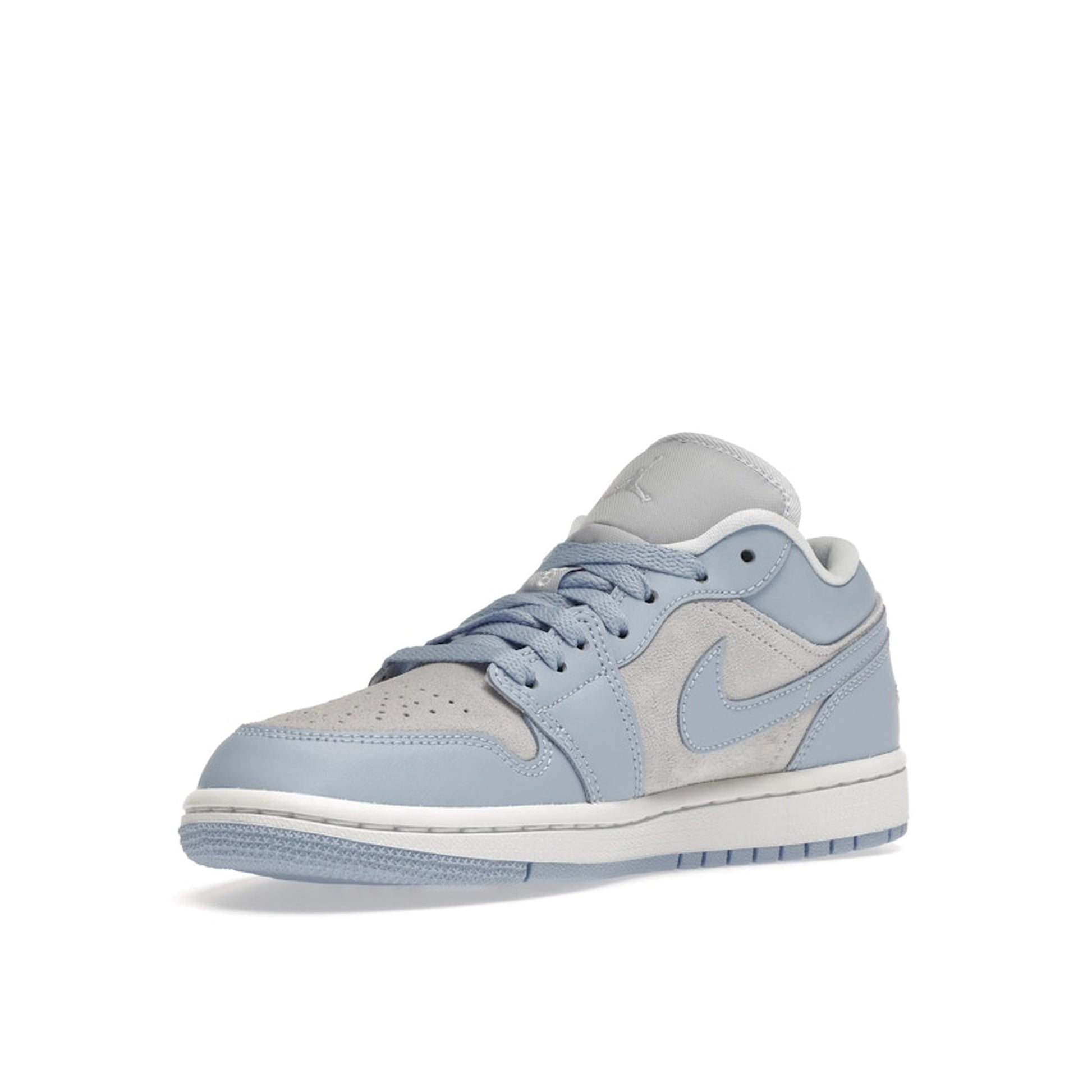 Jordan 1 Low, front view, in football grey with contrasting aluminum tones.