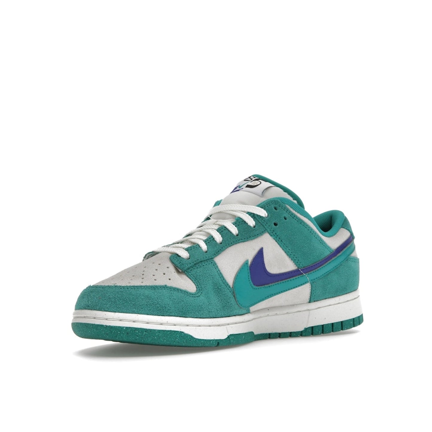 Nike Dunk Low SE '85 Women's sneakers, front view, model DO9457-101 in Neptune green with white and grey details.