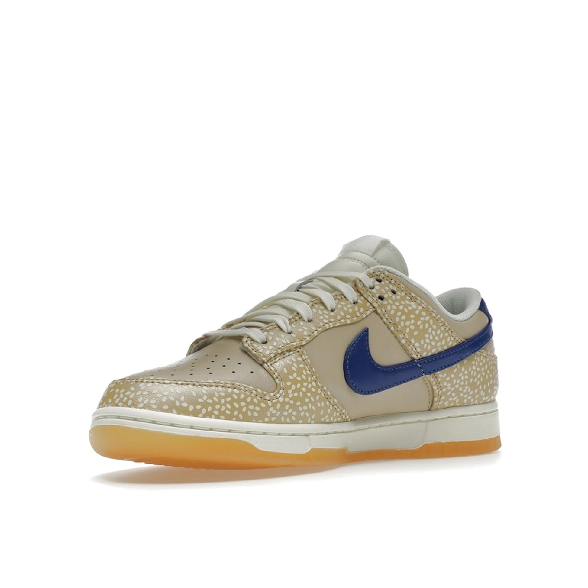 Nike Dunk Low Montreal Bagel sneakers, front view, model DZ4853-200, in sesame with beige and brown accents.