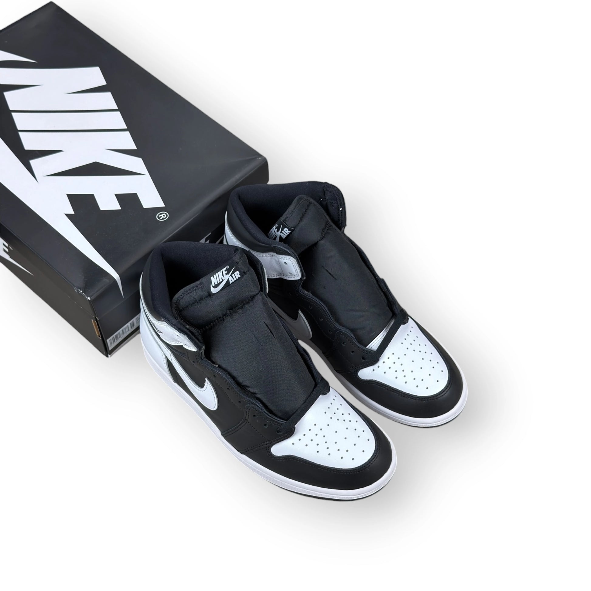 Jordan 1 Retro High OG Black White DZ5485-010 – EU 44.5, brand new with full original box