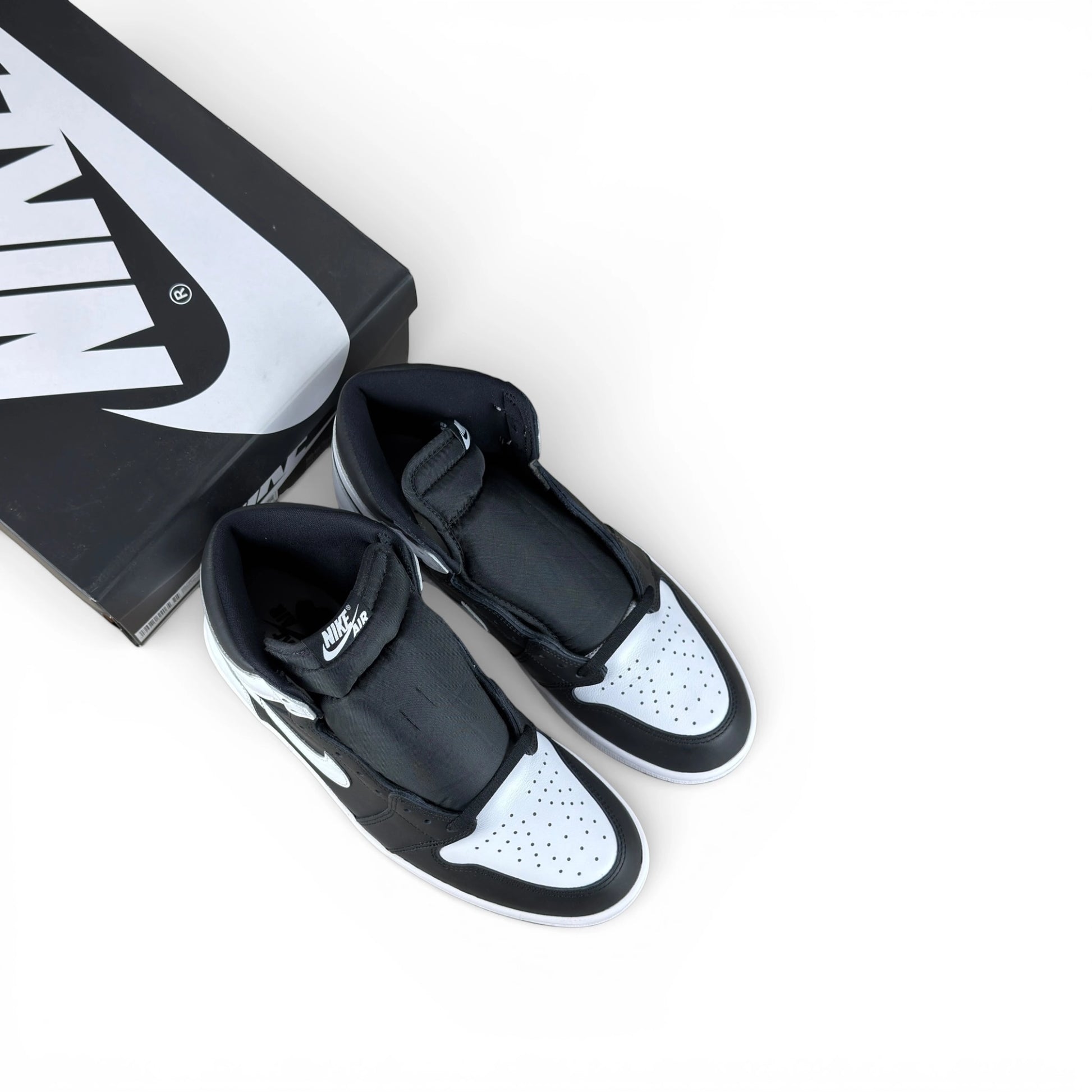 Jordan 1 Retro High OG Black White DZ5485-010 – EU 45, brand new with full original box