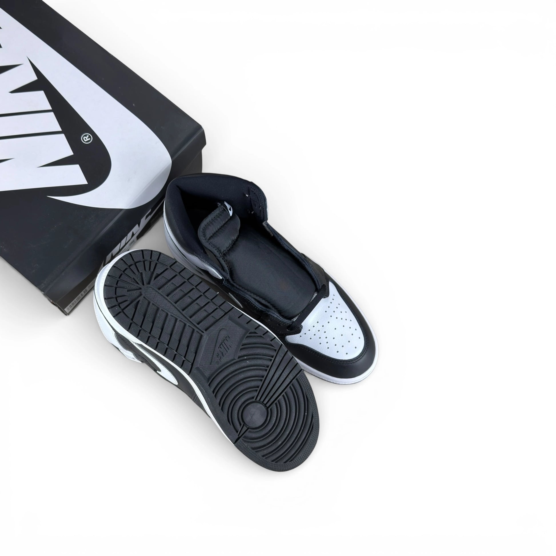 Jordan 1 Retro High OG Black White DZ5485-010 – EU 45, brand new with full original box