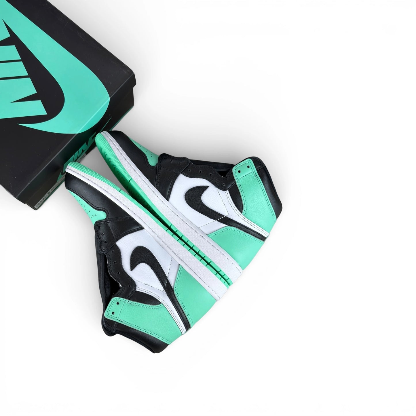 Jordan 1 Retro High OG Green Glow DZ5485-130 – EU 45.5, brand new with original box