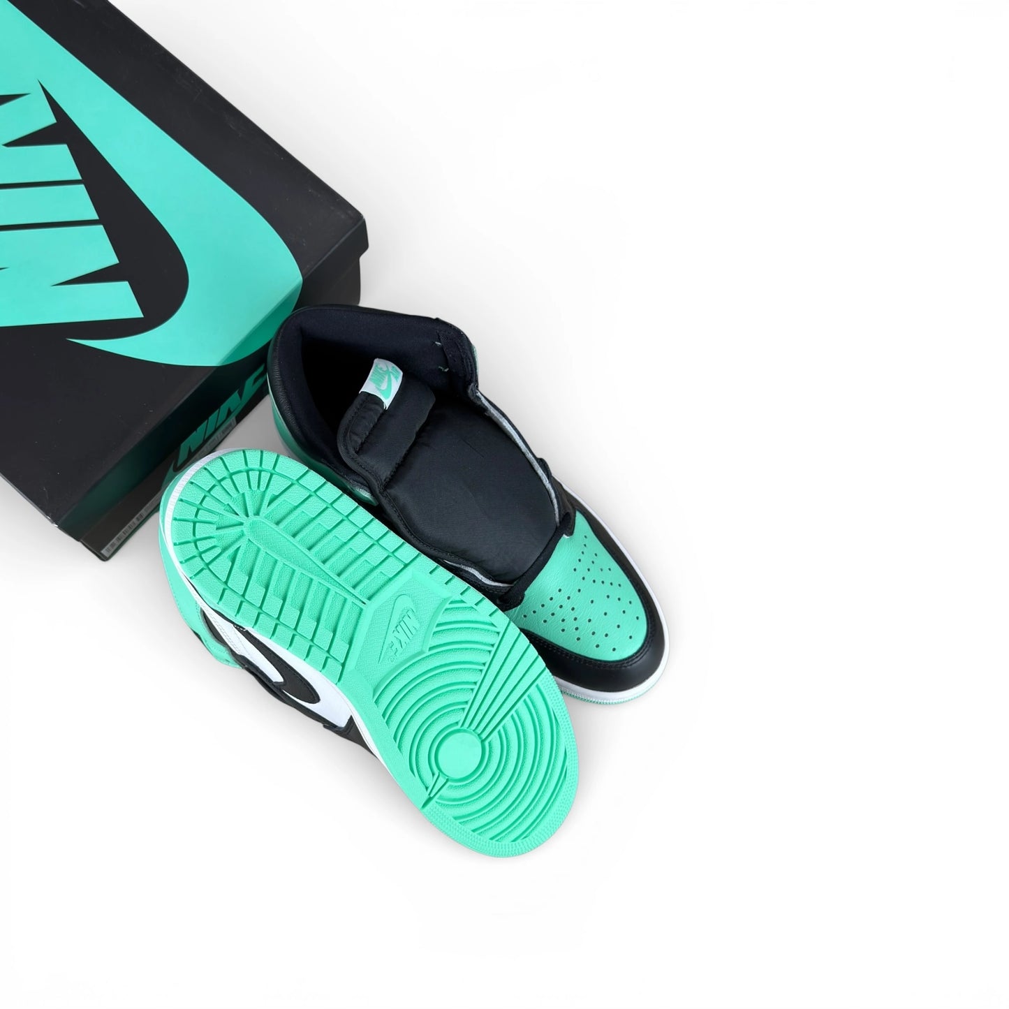 Jordan 1 Retro High OG Green Glow DZ5485-130 – EU 45.5, brand new with original box