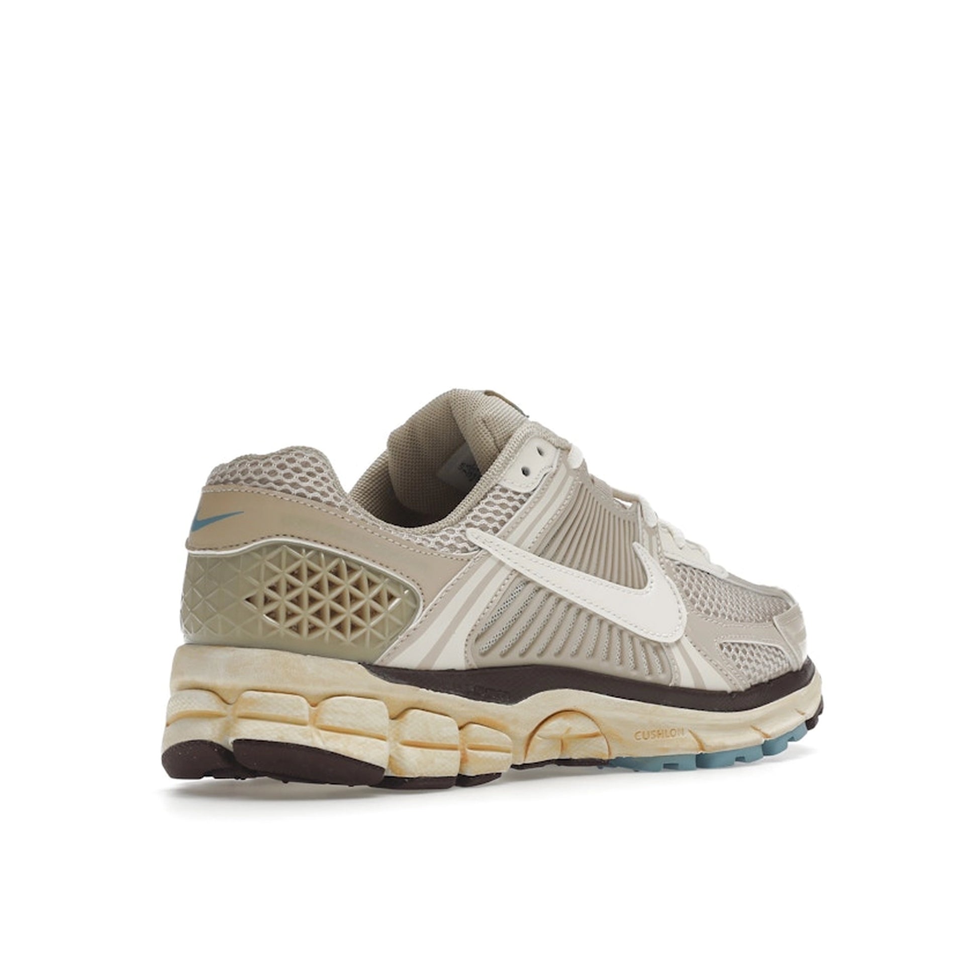 Nike Zoom Vomero 5 Women's sneakers, back view, model FB8825-111 in oatmeal with beige and white details.