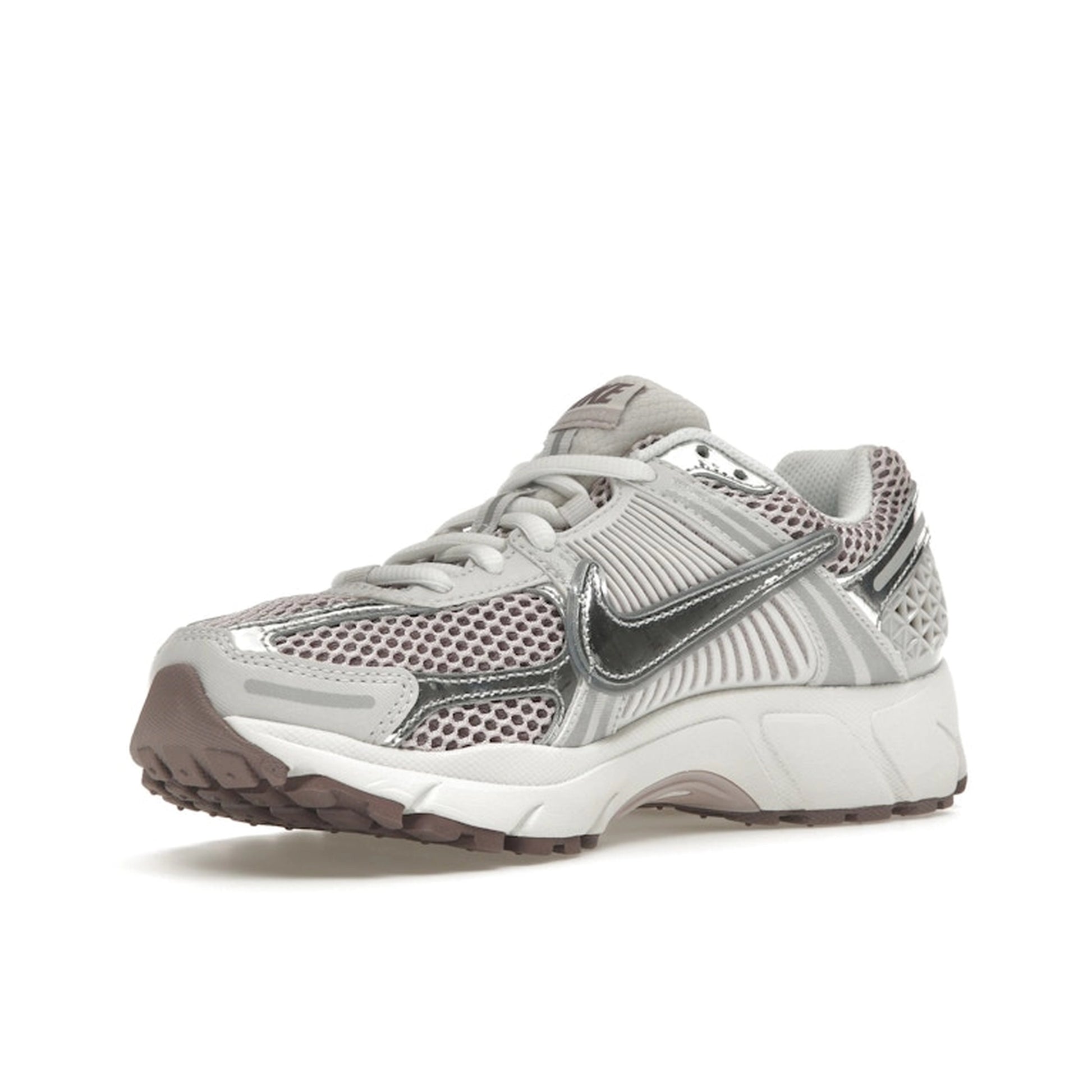 Nike Zoom Vomero 5 Women’s sneakers, front view, in metallic silver with platinum violet accents.
