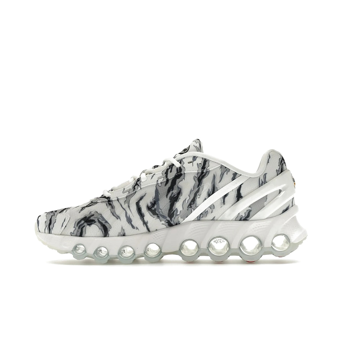 Nike Air Max Dn8 Premium in summit white, cool grey, light and dark smoke grey leather – image 3 of 4