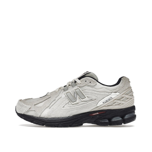 New Balance 1906D Protection Pack sneakers, side view, model M1906DB in turtledove with grey and white details.