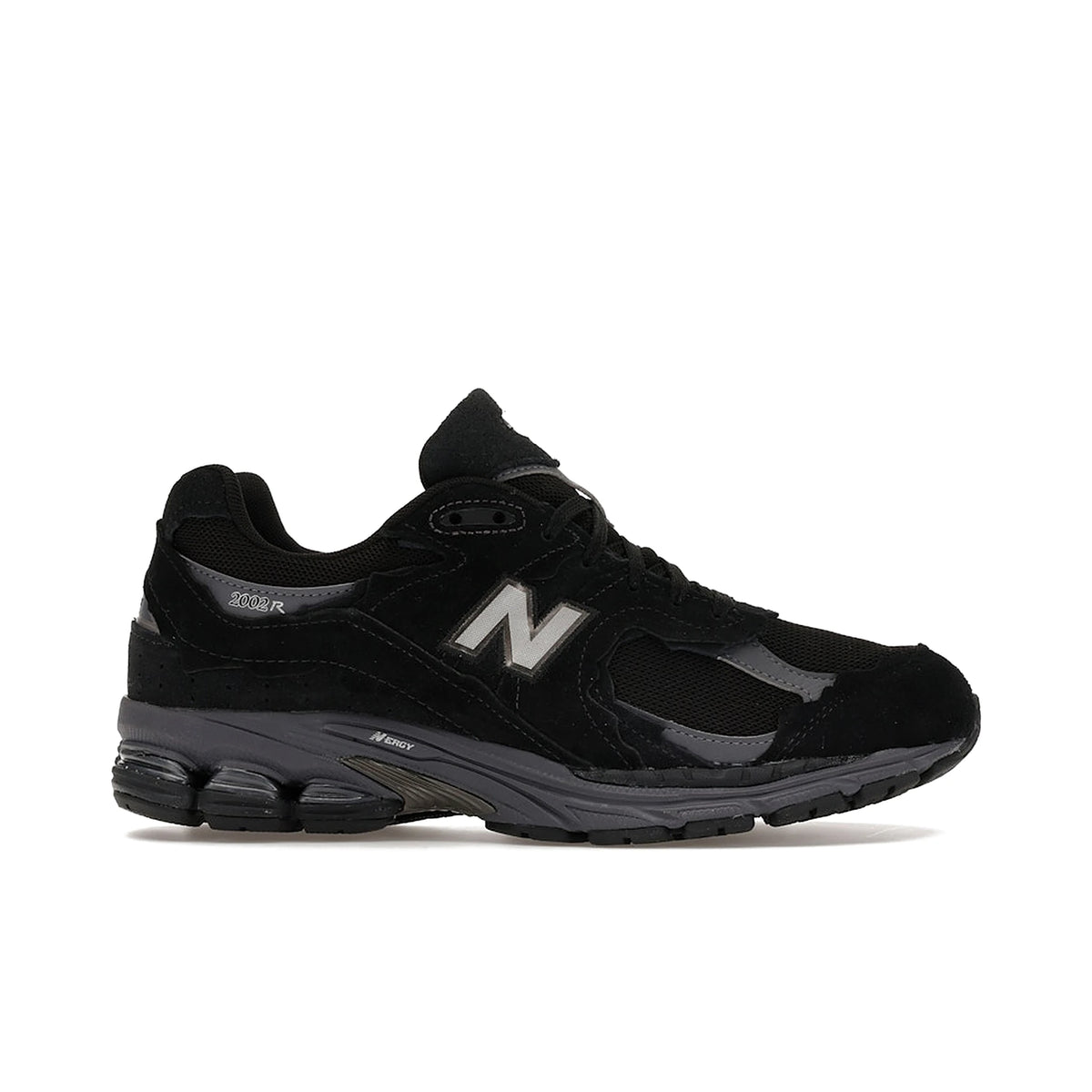 New Balance 2002R Gore‑Tex Protection Pack men’s shoes in black and magnet with mesh upper