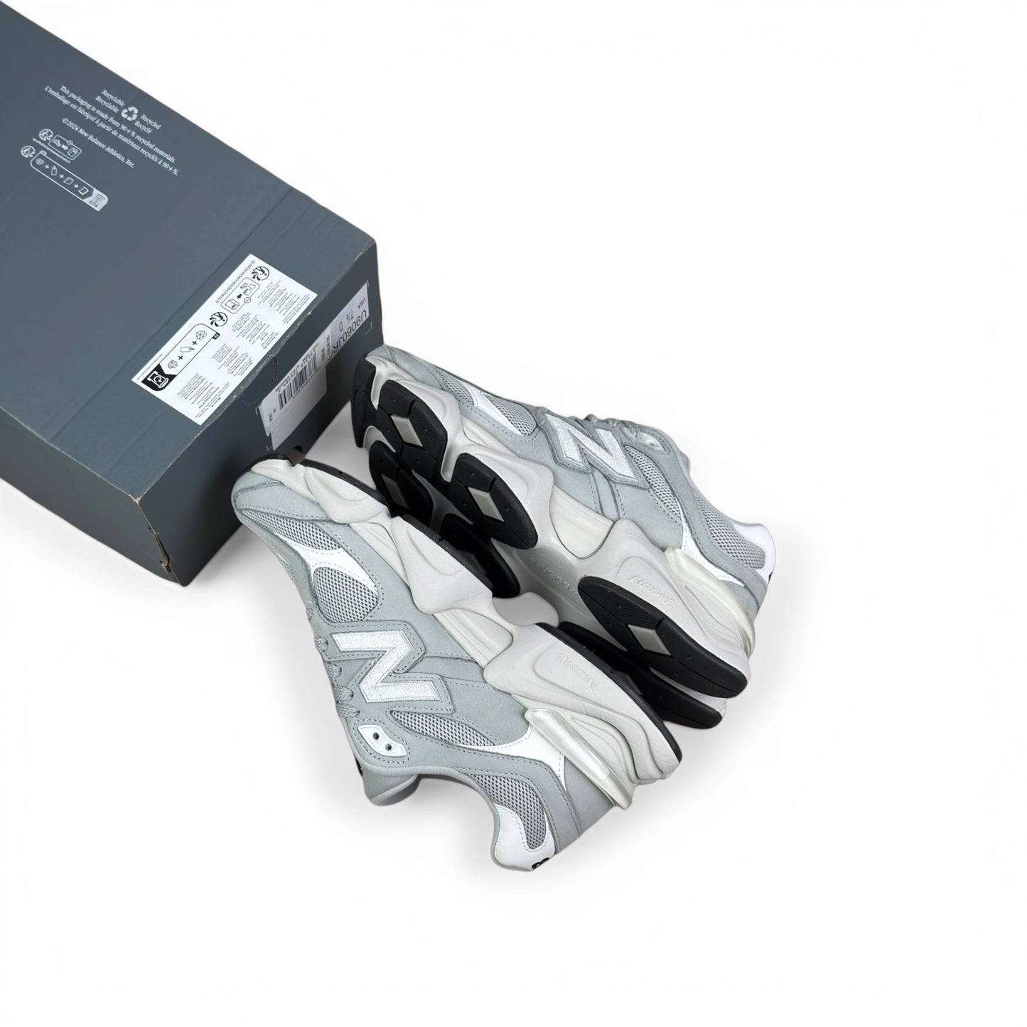New Balance 9060 Light Grey Silver Metallic U9060JRG – EU 40.5, brand new with cut box