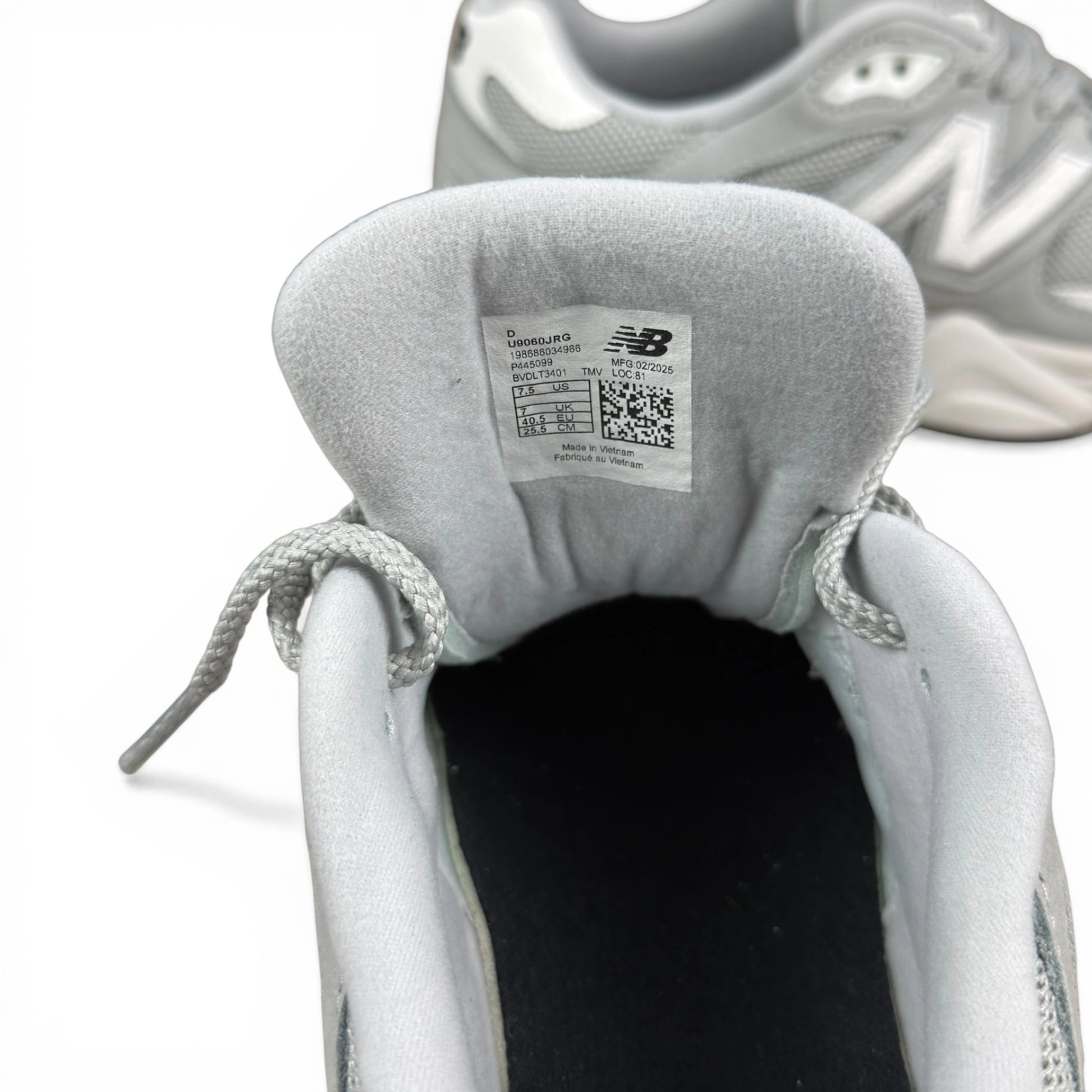 New Balance 9060 Light Grey Silver Metallic U9060JRG – EU 40.5, brand new with cut box