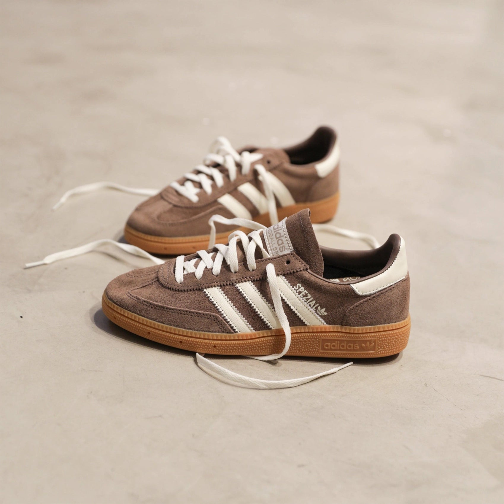 Effortless style with the adidas Handball Spezial Earth Strata – a sneaker built for both sport and streetwear.